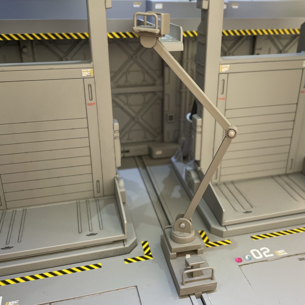 パイロットを運ぶ機材っぽい機器もプラ板とプラ棒で作ってみました。