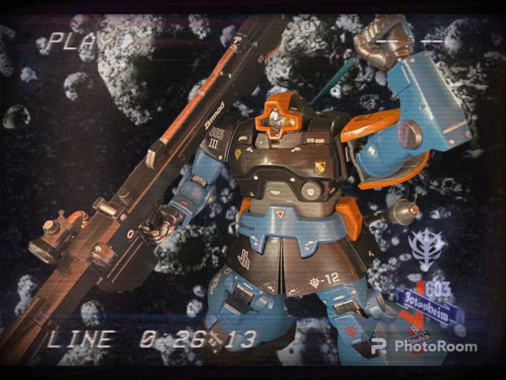 試験支援艦ヨーツンヘイムは連邦勢力圏から離れているとされるサイド2暗礁宙域にて予定どおり評価試験を開始。テスト機は基本性能試験、戦闘機動試験と、制式のリックドムと遜色ない数値でクリアする。メルクーア軍曹も新米ながら、目を見張るスピードで成長し、最終の試作ビームバズーカ運用試験を迎えていた。待機中のコクピット内にマイ技術中尉より通信が入る。「メルクーア軍曹、君はなぜ今回のテストパイロットに志願を？」「私には優秀な姉がおりまして、、今や総帥府付きの雲の上のエリート。ずっと羨ましがっていました。決して裕福な家庭ではなかったもので、何もかも新品の姉、いつもいつもその姉のお下がりの自分。周りからは『可哀想にね』って勝手な物差しでよく言われていたんですけど、でも自分ではそうは思わなくて。たとえ仕立て直されたお下がりの服でも、私には個性豊かなお気に入りの自分だけのドレスだった。だからこの子も、たとえ“あまり物”だなんて呼ばれる機体でも輝けるんだ！って。それを証明したいって思ったら無我夢中で、前に出ていました。変わって、、いるでしょうか？、、」「いや、機体を思う君の気持ちが本物で安心した。それもMSを託すテストパイロットとしての大事な資質のひとつだ。」メルクーア軍曹は、ほっとしたかと思うと、年相応の無邪気な笑顔ではにかんで見せた。