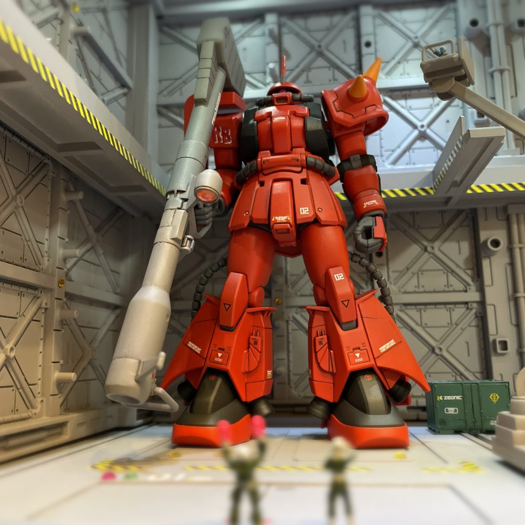 脚部・バックパック・肩アーマーにジョニー・ライデンザクを使用し頭部・胴体・腕部・足をF2ザクを使用しました。武装はジョニー・ライデンザクのジャイアントバズを装備。