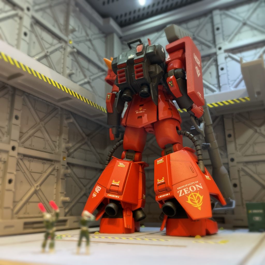 バックショットこの角度から見上げるとなかなか迫力が有ります。バックパックの塗り分けはマスキングテープを切り刻み面倒でした😭