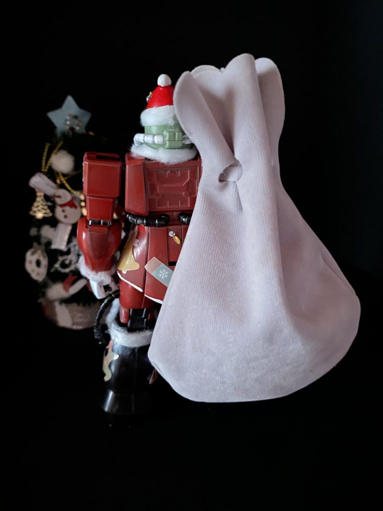 袋は自作しようとも思いましたが、ちょうど自宅にあったアクセサリー用の小さな袋がピッタリでしたんで使いました。完全に武装解除されたザクという設定なのでバックパックも外して背中に開けた3ミリ穴に入れこみました。これが今回唯一といえる工作です。バックパックを取ると裏からは何故か本体唯一のメカメカしいモールドが出てきました。