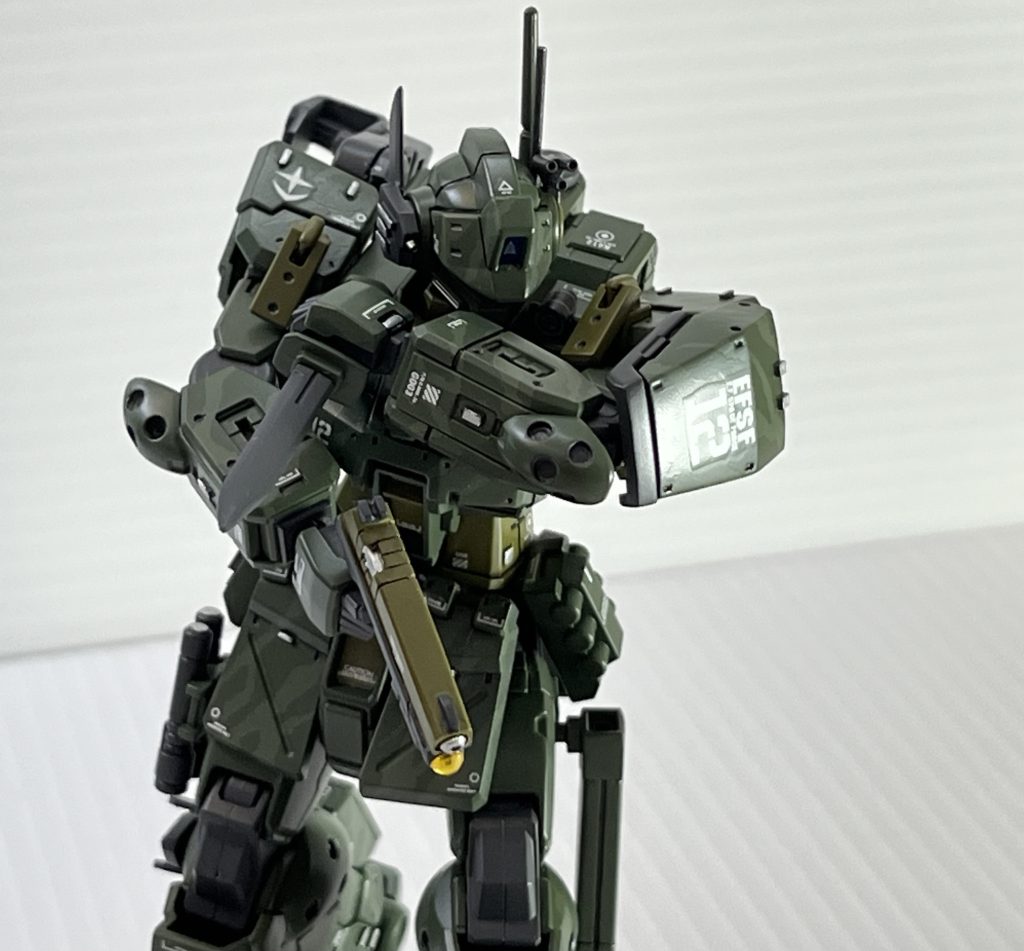 「ジムスナイパーK9」に付属しているハンドガンを改造した物を持たせています。右脹脛のホルスターにマウント可能です。銃を持たせている様が素晴らしいほど似合うんですわ()