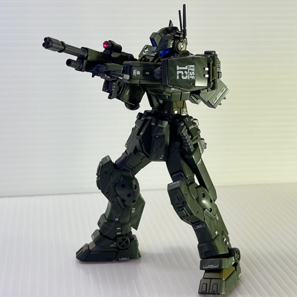 マスキングゾルを使って迷彩塗装をしています。パターンはテキトーです。太腿にナイフをマウントさせてます。エッチダナァ……