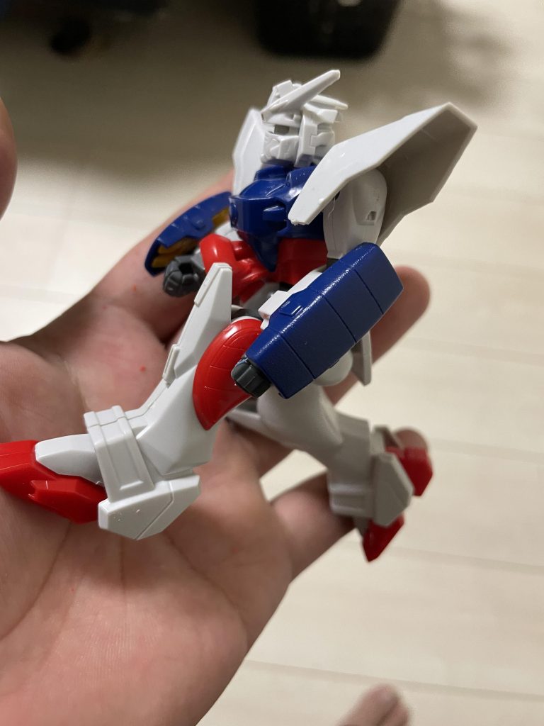 元キット、旧キットシャイニングです。腰アーマ等は針金で接続にしました。この後削り込んで足が深く曲がるようにしました。