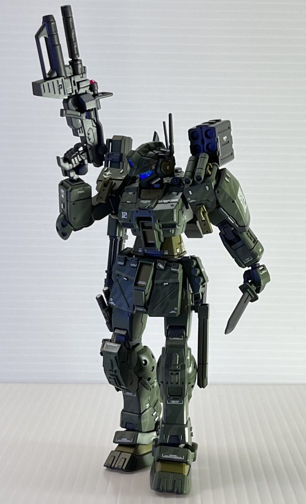 100mmマシンガンにはガンダムベース限定システムウェポンのサイレンサーを付けれるように改造しています。漫画版ブルーデスティニーに出てきたサイレンサー付きマシンガン風です。グレネードランチャーは外せるようになっています。