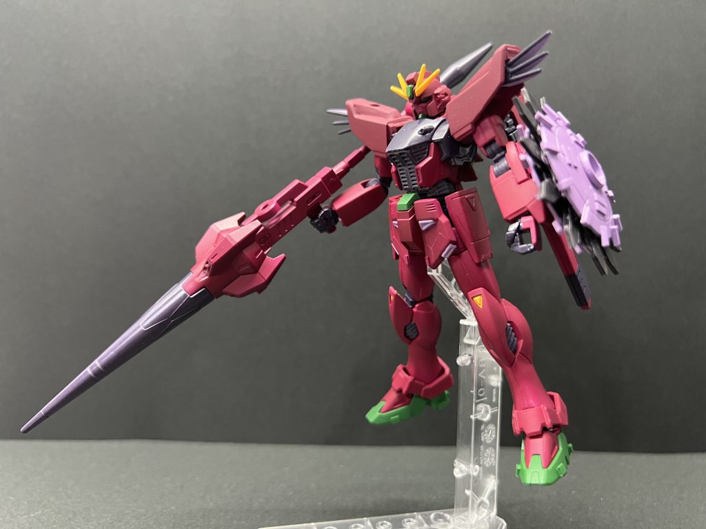 まずは劇中に登場した素体から。ラフレシアの様な赤いカラーリングを施されたF91に、クロスボーンの象徴であるショットランサーとインパクトのあるバグ型のシールド装備。本体は基本的に色変更で、足首のガードがジャンクパーツから流用しています。その他少しだけディテール追加しています。ショットランサーはイージスナイトの物を流用。バグ型シールドは30MMのパーツとプラ板で製作。