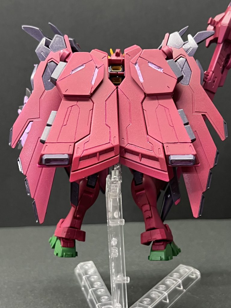 背面はF91とクロスボーンがかなり形状が違うため、HGベギルベウのバックパックを改造して、クロスっぽい感じにしました。