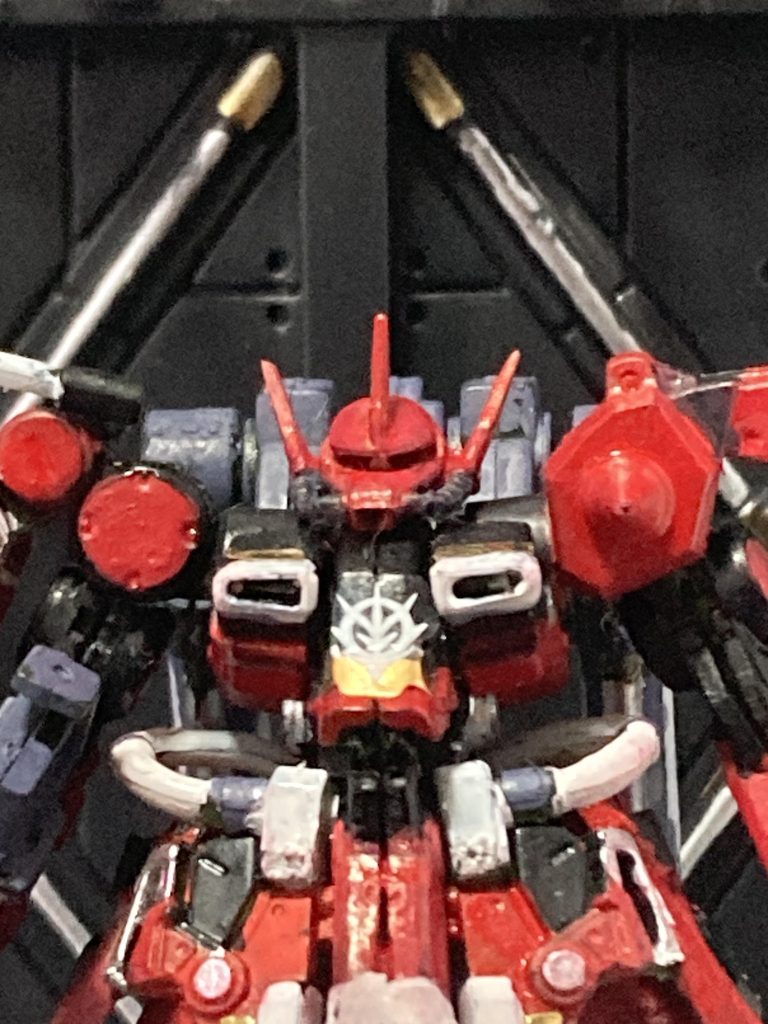 ザクIIIの赤、映えますね。一応イメージは袖付きだったんですが、私には限界でした。Hアイズ老眼にめげずカットしていれてみました。