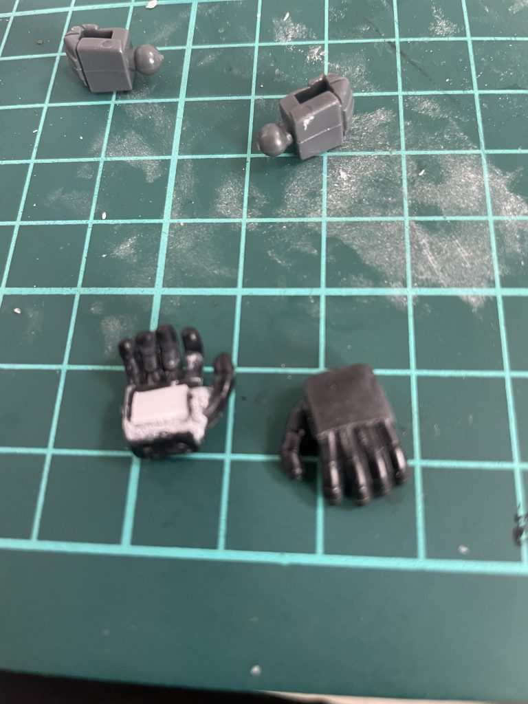 ハンドパーツはHGUCエコプラのガンキャノンから持ってきてます。モールドは削り落としました。