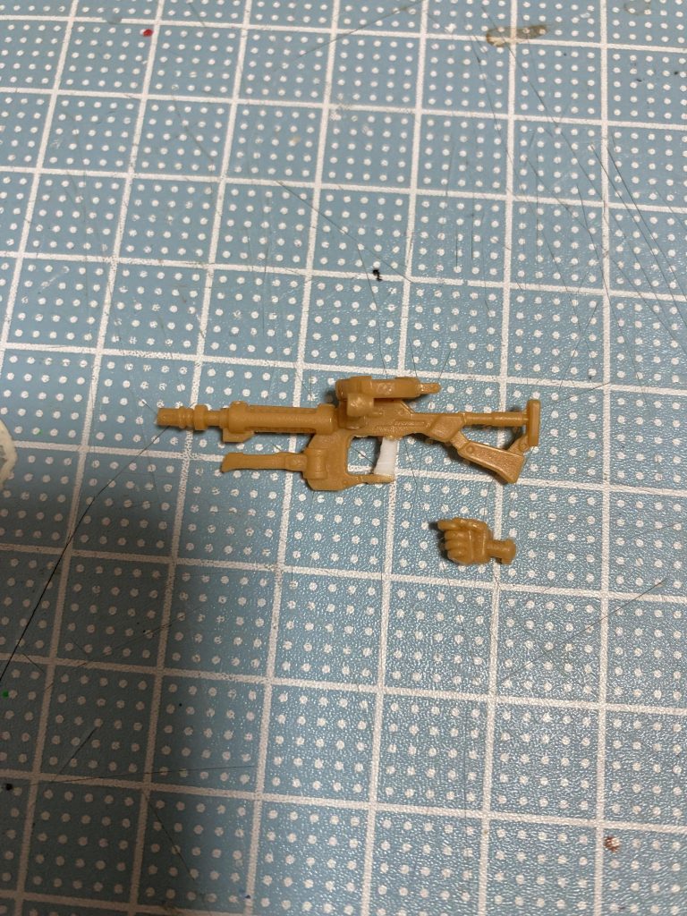 オルテガ機の右手切り離し、プラ板で持ち手とトリガー作成しました。このあとトリガーつけてます。