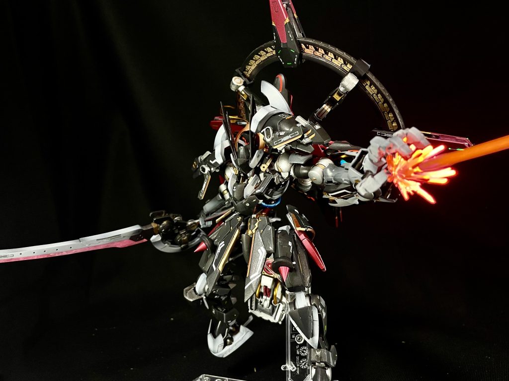 複合型ガントレット「八咫鏡(ヤタノカガミ)」腕としての機能はもちろん、掌にはGNビーム発射機能を搭載盾部分はシンプルな盾としての機能の他に小規模に圧縮したGNフィールドも展開可能