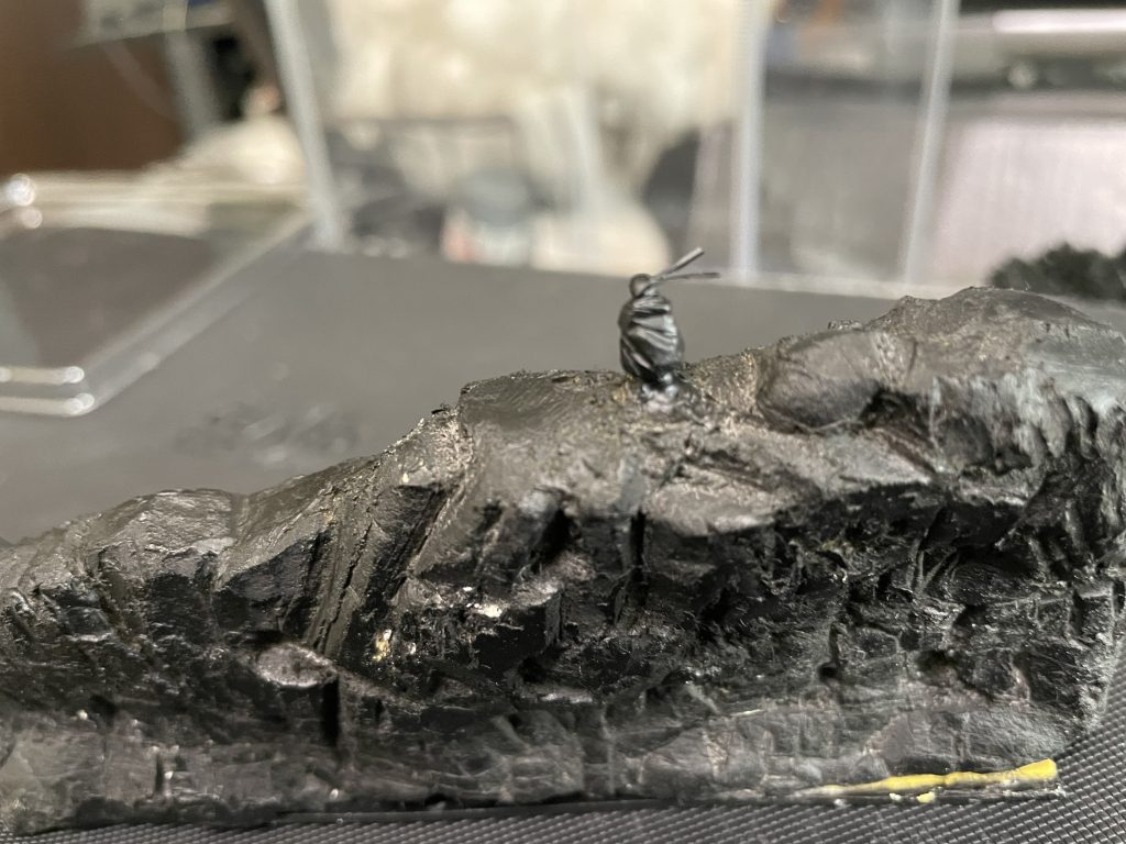 崖は石粉粘土とポリパテで制作しています。