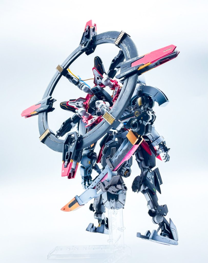 名前からして当初はカプコンの名作「大神」にちなんだカラーリングにしようかとも思いましたが結局黒が似合うなって事で、赤と金で彩りを加えたこのカラーリングに