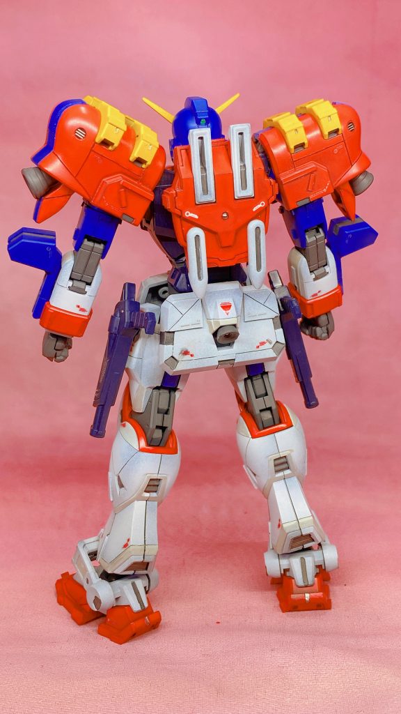 全体的にプラ板やスジボリの追加でディテールを増やしています。身長?全高はゴッドとそんなに差がなかったので以前に作ったガンダムローズほど延長したりせずにすみました💦