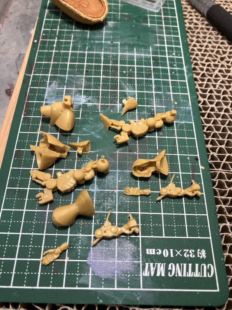 合わせ目箇所腕部はすんなり入らなくなったので、パーツを細かく分けました。