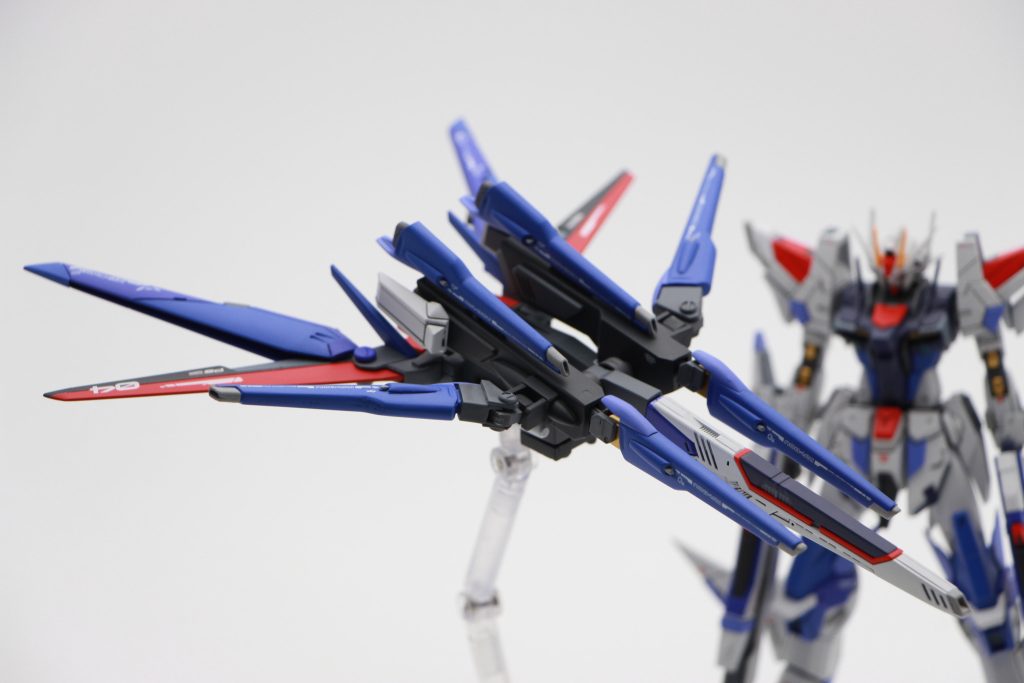 ストライカーパックのアップジャスティスの「ファトゥム-00」の様なフライトユニットの要素をイメージしましたが、たまたま取り付けたバラエーナがキャノピーっぽく見えたので戦闘機のようなシルエットに