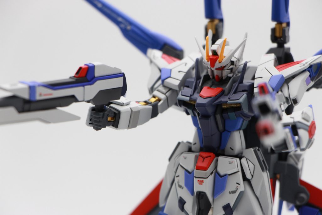 顔のアップ顔はエクリプスやエクスインパルスをイメージしました。また、勝手なイメージでプロトタイプにはへの字ダクトがないような気がしたので、パテで埋めてあります。