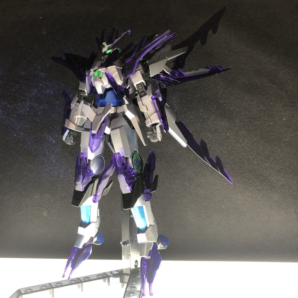 頭部にアンテナ(クリアパーツ)と顔(クリアパーツ)のハメ合いがあり、結構きついのでこれから組む人は少し削ることをオススメします。私は基部を折ってしまって1mmプラ棒などで誤魔化してつけています。(仮組から分解するときにやってしまいました)なお足で自立させたい場合は、足首ガードをつけなければ大丈夫です。私はいまいち良いポーズが思いつかず、結局元に戻しましたが…最後までご覧いただきありがとうございました。それではまた