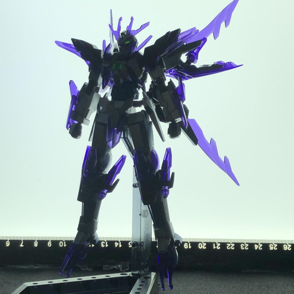 厨二病的には逆光の悪役感も捨て難い。クリアパーツの透けが透明標本みたいで楽しい。握り手は格好良いのがついてます。平手も欲しかった…余剰パーツの左手は甲のパーツがついてないのでそのままでは使えません、とほほ