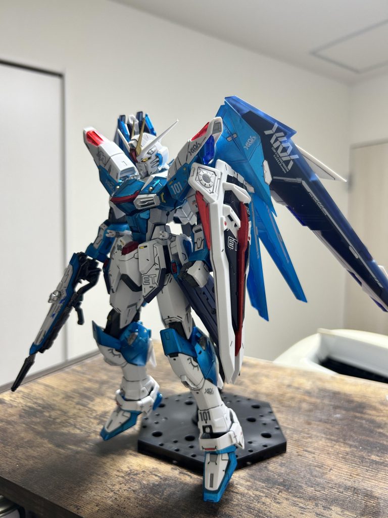 ウイングの白いラインはデカールでカバー。