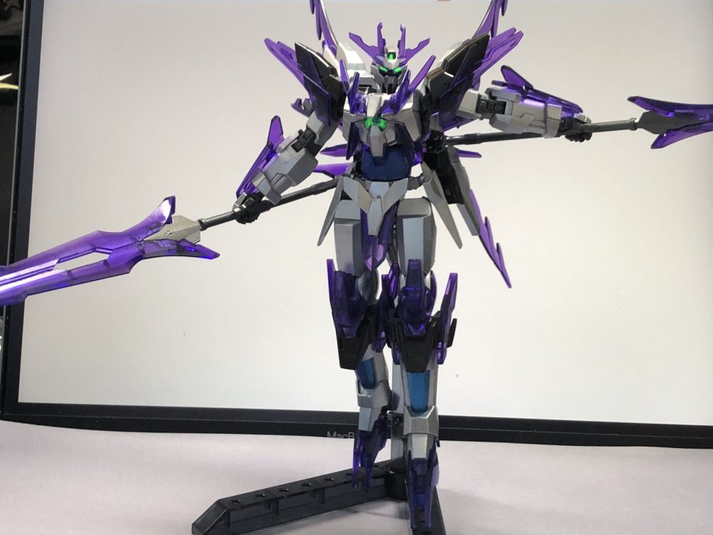 お尻に5枚羽根があるのですが、羽の可動の邪魔になるので取っ払いました。お尻丸出しですがそういうデザインだと思えばそれほど変ではない、と思いたい。UVライトでコンデンサ部も光らせてます。蛍光イエローの上にデカール貼って、クリアパーツをはめてます。