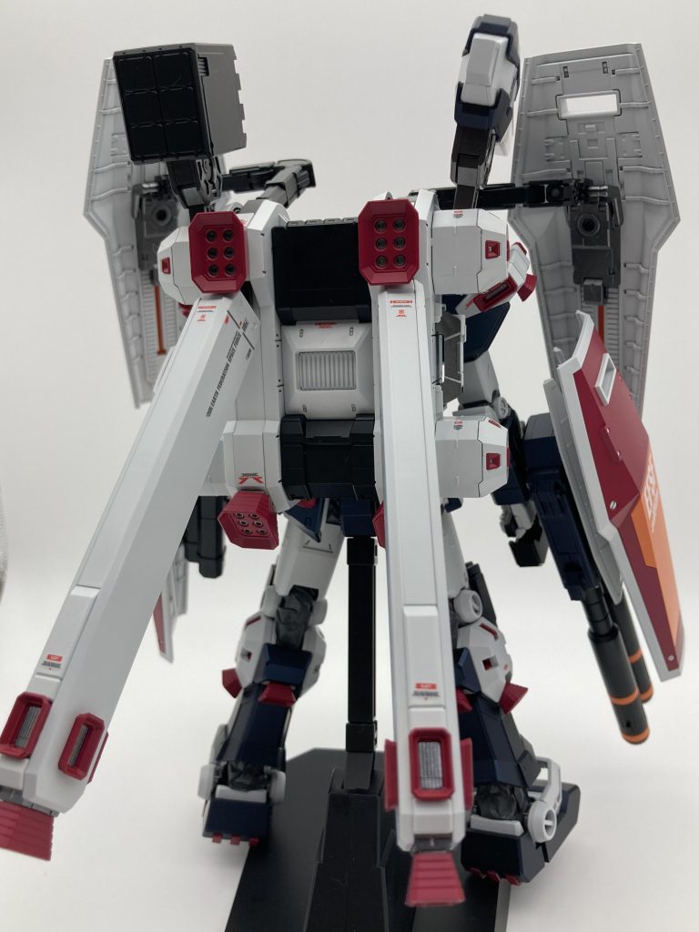 サブアームを収納しているバックパックのダボ軸をカットしすぎると、サブアームの上下のロックがハズレやすくなるので注意です！横のビームサーベリラックがロックになってます。