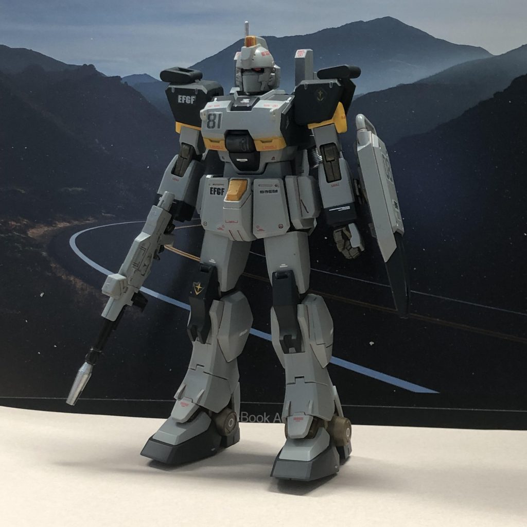 赤い目は残しておきたいと思ったので、今回はホイルシールの上に透明蛍光塗料です。色は陸ガンの時と同じで、メインがエアクラフトグレーとネイビーブルー。アクセントがオレンジイエロー。関節類がアクリジョンアンティークゴールド。バーニヤほか一部シルバー。武器は黒鉄色で。付属シール＋水転写デカール貼ってつや消しクリアーで仕上げです。