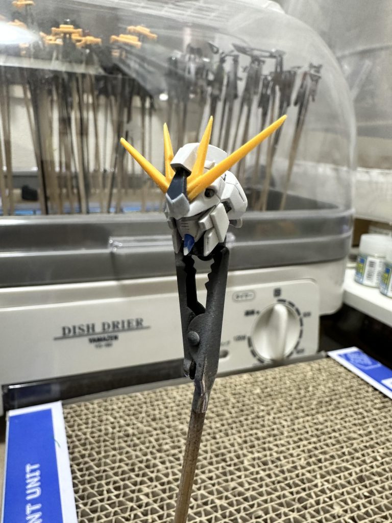 このようにプラ板整形頑張りました( ̄▽ ̄;)ちなみにこのHi-νガンダムは知人へのプレゼント予定。