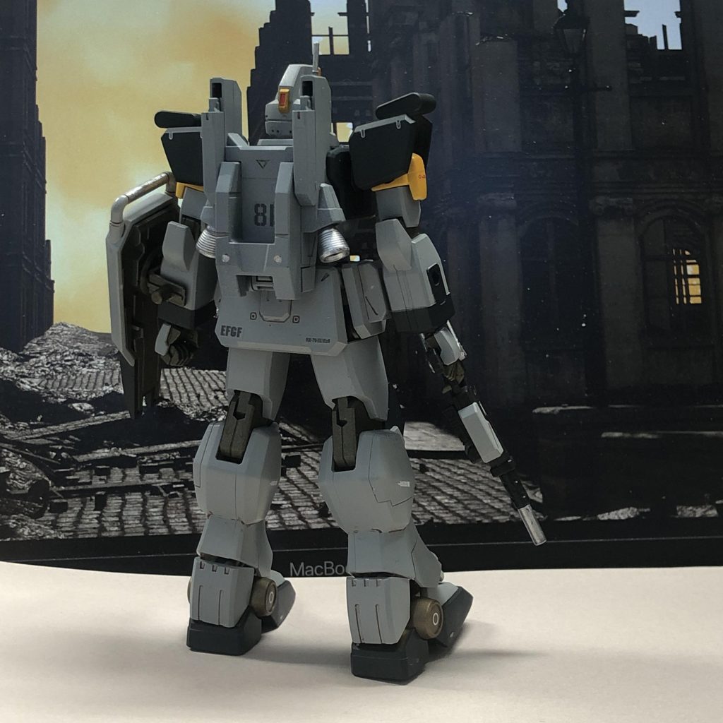 たまには後ろ姿でも。顎がガスマスクに見えてどうにも気に入らなくて外してパテ埋めて百式顔を目指したのですが、うまくいきませんでした。でも練習しないと上達しないと言うことで、これはこれで良しとします。アメフト選手っぽいので、そう言う感じのマウスシールドをつけてみようと薄いプラ板内側から貼ったら、顔とのクリアランスがなくてただの顔のでかい人になったのはここだけの秘密です。最後までご覧いただきありがとうございました。それではまた。P.S. 暇で暇で仕方ない人は、行方不明パーツがどれか当ててみてください。アンテナではありません。ガスマスクでもありません(^^; 当たっても景品もありません。