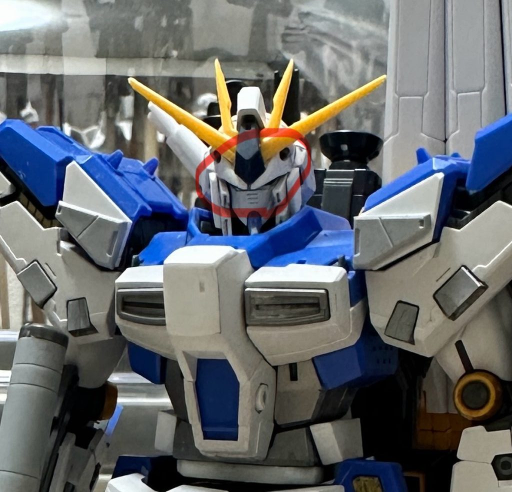 ただ一点私が改造付け加えたのがアンテナ。νガンダムのアンテナポン付けできますがこうやって隙間が出来ちゃいます。なので…