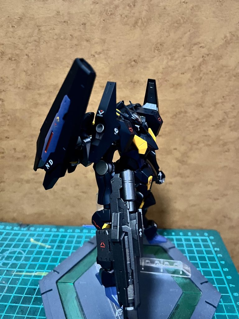 ソーンからはライフル、キャノン、肩を移殖してみました、キャノンにはノレアのイニシャルのNDの文字をデカールで入れました。