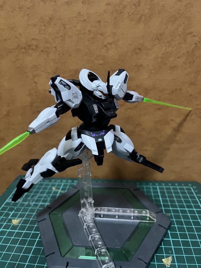 元からある背中のドローンの腕は2個から4個に数を増やして居ます、この腕からサーベル出るギミック好き