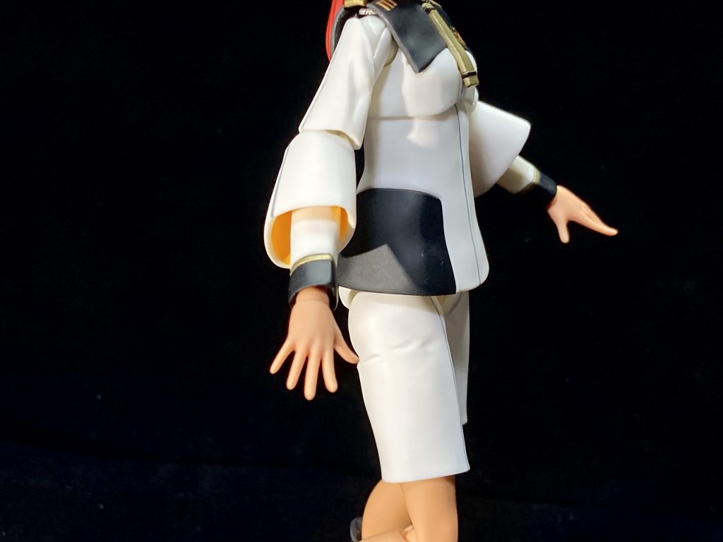 作るキットが初めてならば技法もこれまでとガラッと変えてみようという事で、今回の塗装は部分塗装で仕上げています。今までの作品は全て筆塗り全塗装で作ってきたのですが、肌の質感とか上手に表現出来る自信が無かった事や合わせ目が少ないキットである事、我が家の積みプラの量に対して効率良く仕上げる術を身につけたい気持ちなんかも相まっての挑戦でしたが、結果上手く出来たと思います。合わせ目は胴体とボトムにありましたが、白パーツなので合わせ目消跡全く判らなくなりました。