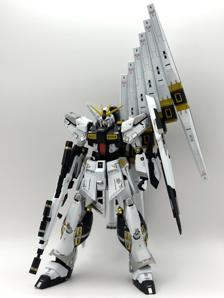 改造箇所はライフル、胴体延長、腰フロントアーマーカット、腰周り厚めのプラ板、肩アーマープラ板、2mm盛り上げ、コックピットハッチプラ板、Hi-νガンダムのファンネルラックからνガンダムのファンネルラックに、アンテナも同処理が預かったときの改造箇所のはず…!( ̄▽ ̄;)