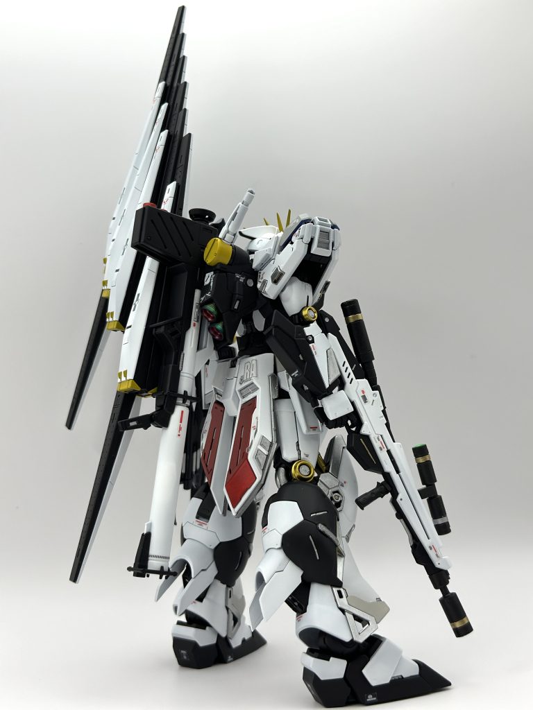 白はガイアフラットホワイト黒は黒サフシルバーはガイアシルバーグレーはグレーサフ赤はガイア猫のやつ黄色はガイアサンシャインイエローゴールドはMrカラーGXシリーズのラフゴールド