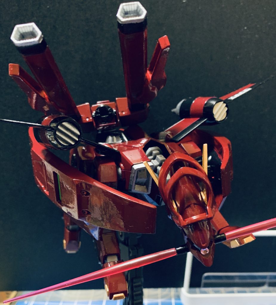 盾の軸と軸穴を合わせてあるので意外と稼働もいいです。今回はちょっと思い切ったカラーリングにしてみましたが、バクゥは何色でもカッコいいんだなあ！ご覧いただきありがとうございました。バクゥを見かけた際は是非どうぞ！