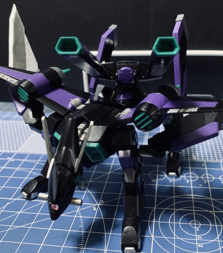 ブレードとバーニアはコトブキヤのヘヴィウェポンを拝借しました。差し色にエメラルドグリーンを使うと一気にゲーミング感でます。