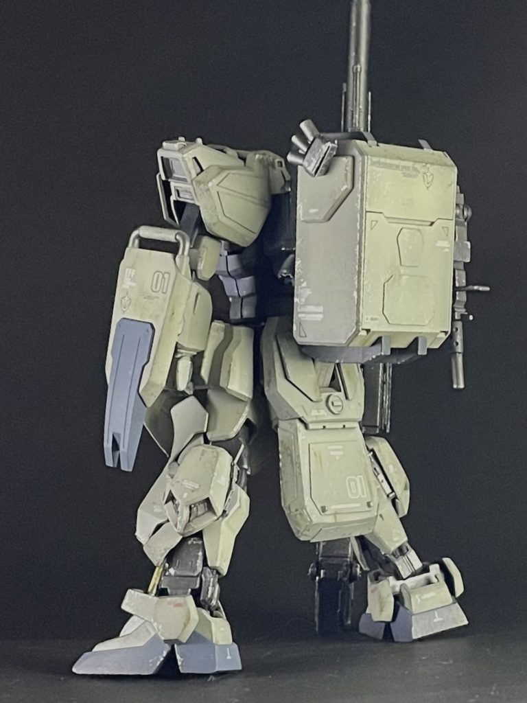 脚部は新HCUC ガンダムMarkII のスネ部、スラスター装甲部をこれまた被せてボリュームアップ隙間は出力重視でエンジン部が納まらず剥き出しになっているという設定に。ジャンクパーツで演出。背部ランドセル、盾:HGUC 陸戦型ガンダム