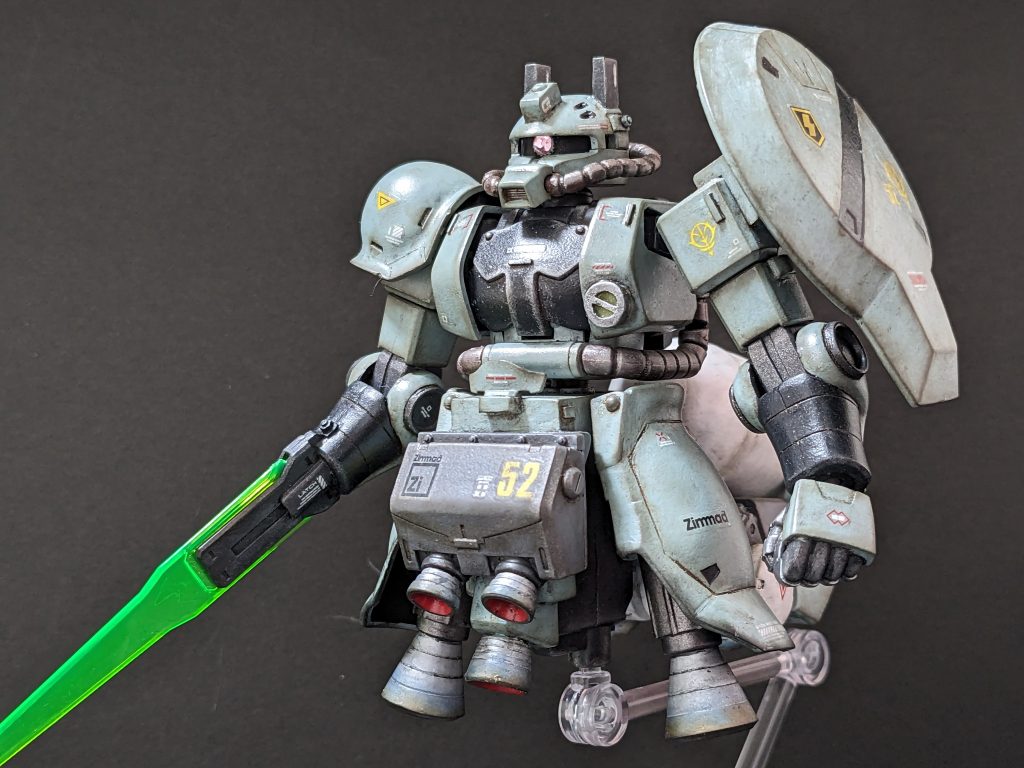 【正面】出発点はリバイブ版ザクIIの胴体(GANDザクで余ったもの)を使おうということで、脚の余りがなかったところ「脚なんて飾り」と脳内でささやかれたため、次々と寄せるジムとボールの波の中で大立ち回りするイメージで空間専用白兵戦兵器が出来上がりました。