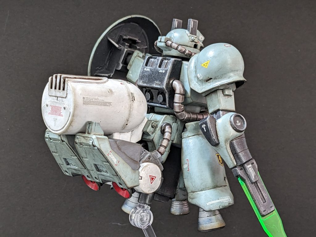 【背面】ザクのジェネレーター出力でビーム兵器は使えないだろうと、本体の出力は主兵装のビームトーチに全振りして、推進機構は下半身に集約した上で推力用のジェネレーターは別盛り(ツィマッド社謹製)ということに。