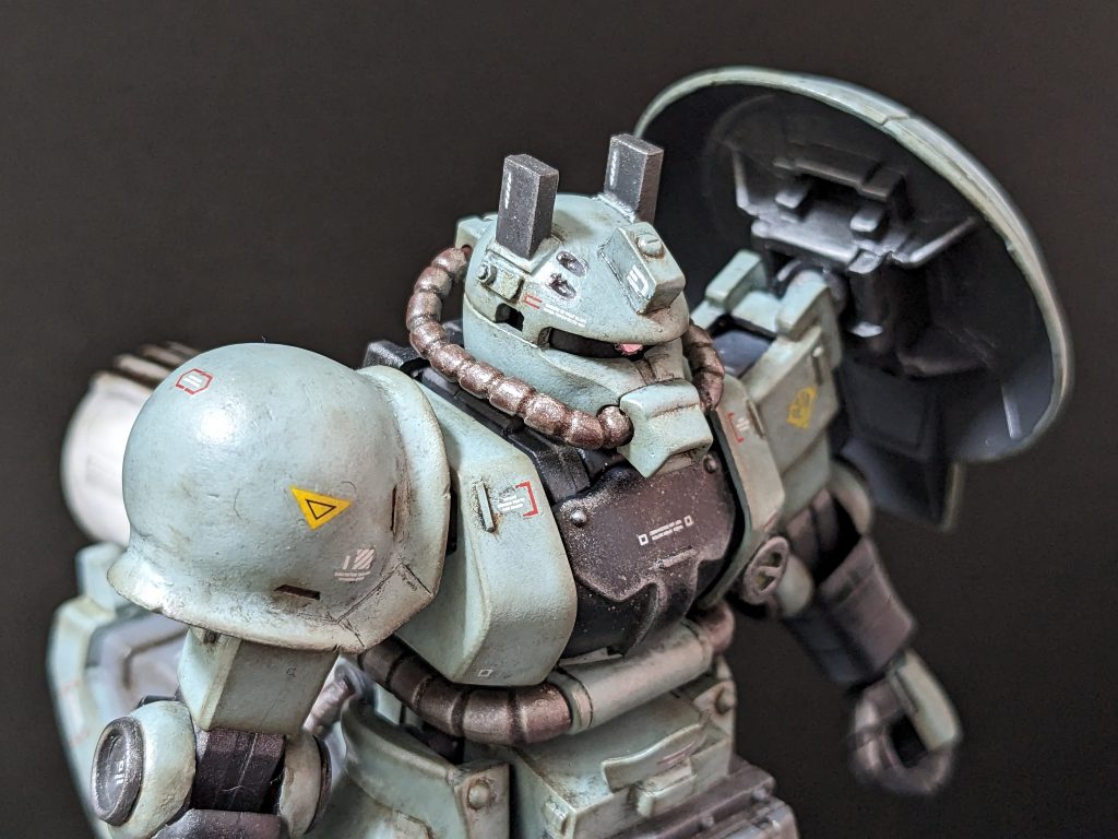 【上半身】基本戦法は、敵軍の海に突っ込んで四連装頭部バルカンで目眩まししつつ急速接近、すれ違いざまにぶった斬る、という感じ(ザクレロか)。そのためバルカンが簡単に弾切れしては困るので弾倉を拡張。