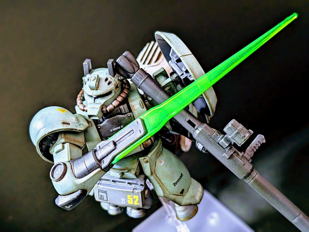 斬りかかる(画像加工済み)。ジャンクパーツの寄せ集めとしては形になったかと。来年も同じように1年の総決算的な制作ができればなと思います。