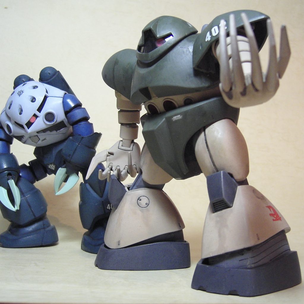 まずはリニューアル前のお姿から。画像データには撮影年が「2006年7月」とあるので17年前(!)ですね。脇を固めるズゴッグさんは年始にリニューアル済みです。ゴッグさんの方はモノアイの可動化までは仕込んでありました。