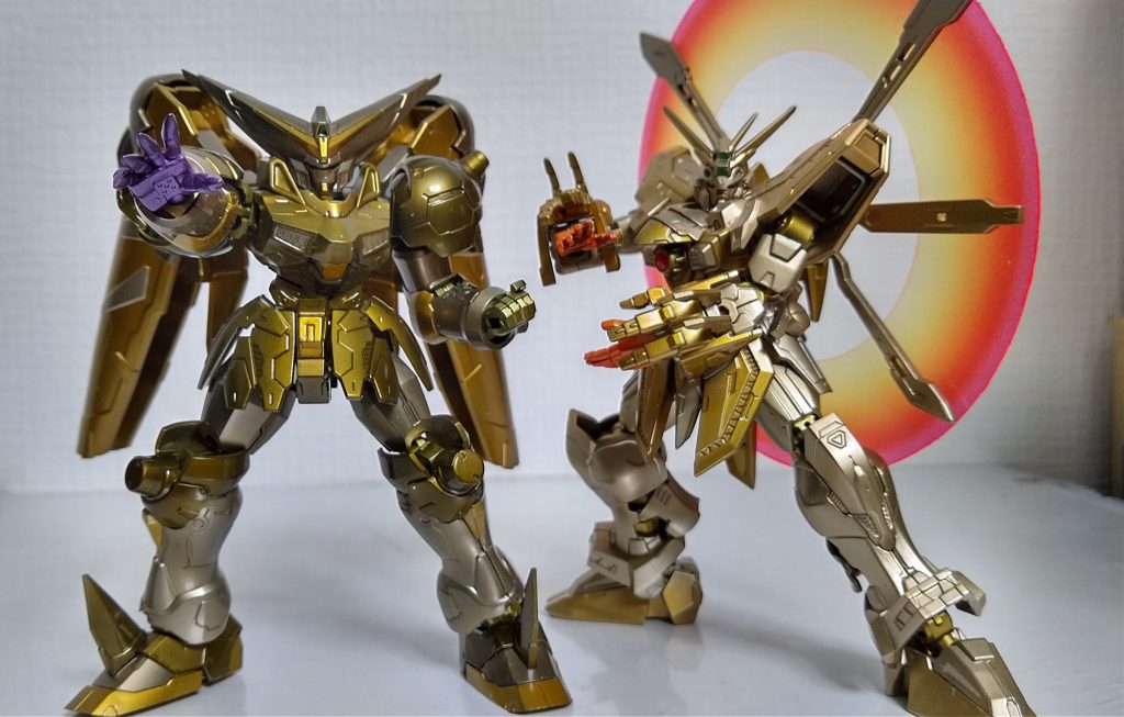 前回のハイパーモードのゴッドガンダムと並べても明るさの区別がつかないや( ￣▽￣)そのままだと暗くなりすぎるからクリアーで薄めたけど薄めすぎた？？？まだまだ未熟故に｢だぁからお前はアホなのだぁ！！｣って東方不敗の声が聴こえてくるw……さて、次は何を作ろうかな～( ´・∀・｀)