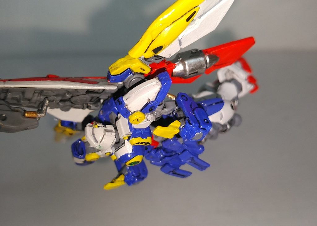 主な改造箇所①怒り肩から撫で肩への変更に伴い肩バーニアの角度も変更②肘の角度を90度に変更。③両腕の爪(ライティングギア)を展開状態に変更