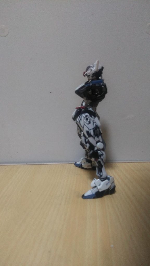 サイドショット左腕とバックパックを外してのショットです。S字立ちが分かり易いと思います。今回は、新しく稼働部分は、追加してません内側等の削り込みによる誰でも、根気強くすれば出来る感じにしてます。