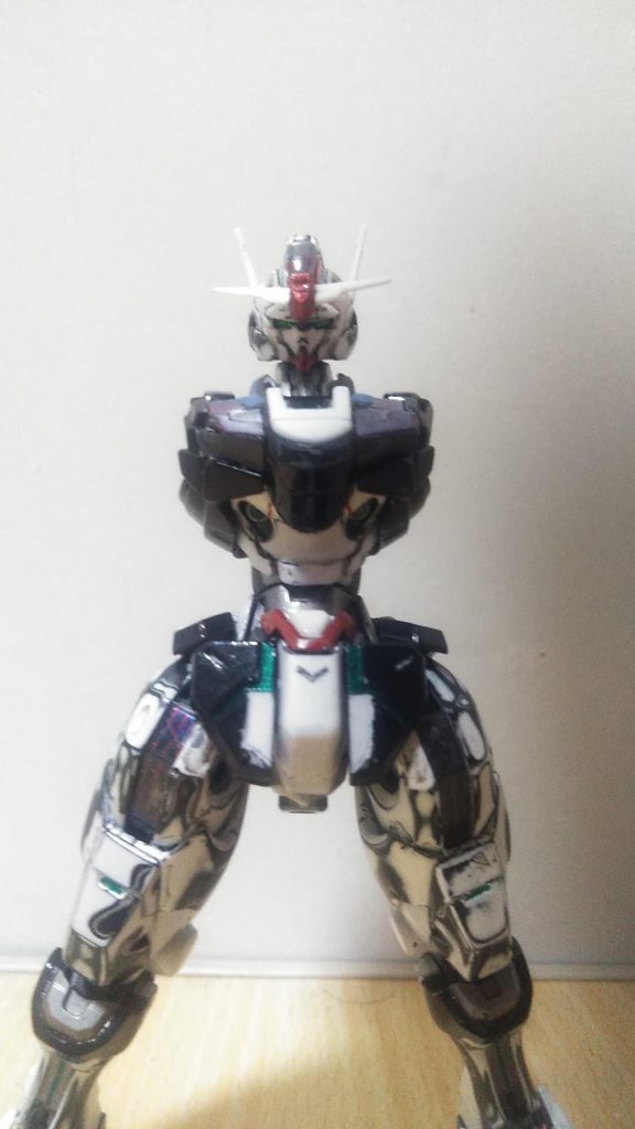 頭部 腹部 足廻り頭部は頬のガード部分隙間を削り込んで立体的にしてます。頭部横(丸い所) ひさし部分も削り込んで形状変更してます。腹部も 垂直に近いのを、削り傾斜を付けたり下部の部分を独立したもの的にしてます。別パーツな所は、隙間を削り込んで別パーツぽくしてます。ラインチゼルの0.15 0.3ミリで削りました。