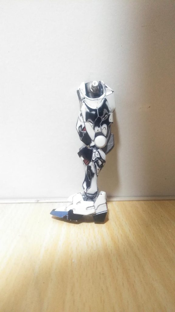 脚部股関節後ろを 薄く削ってます。稼働範囲確保の為です。ヒザパーツの後ろも、半円形に削ってます。太腿と膝カードは、切り離してます。 お約束脹脛下部は、モールドに沿って1段下げてます。踵は、原画の感じに内側を詰めて 関節に密着させてます。爪先は上部を左右非対称に削ってます 下部は薄くだけ 削った感じになりました。本当は傾斜をキツくするつもりが、なりませんでした。