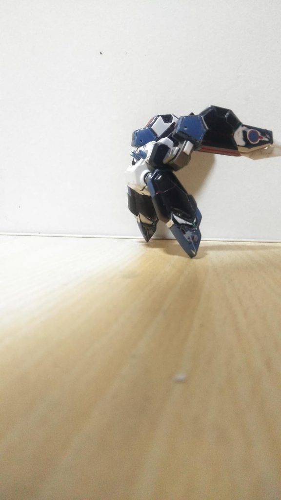 最後は、バックパック地の部分は、削って1段下げてます。上部スラスター内側の白い所はプラ板0.5ミリを貼って厚くしてます。今の所綺麗に塗るのが絶対な感じがしないので、さ何時かキチンとリペイントしたら、再投稿したいと思います。