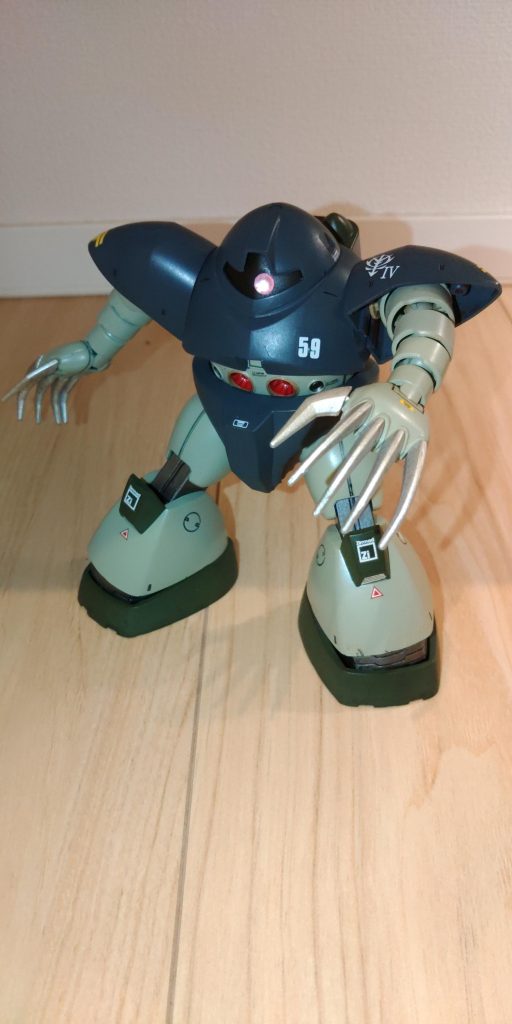 仕上げに半光沢のトップコートと水転写デカールを貼りました。モノアイは100均のデコシールを使用しています!目線はシール移動で対応してます。余り塗料を思うままにのせていきましたが、案外シブメに決まったと思います。余り塗料消費キャンペーンで塗装練習しながら、今後は情景を思い浮かべながらよりリアルな塗装や汚しをしていきたいです!